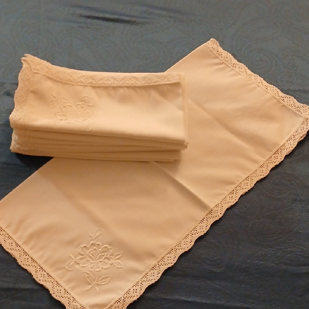 Pretty Embroidered Napkins Set